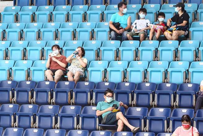 台北市政府与三军总医院在台北市网球中心合办施打疫苗，16日改打AZ疫苗，陆续有民眾前往接种，注射完疫苗的民眾在看球区保持适当距离休息。（邓博仁摄）
