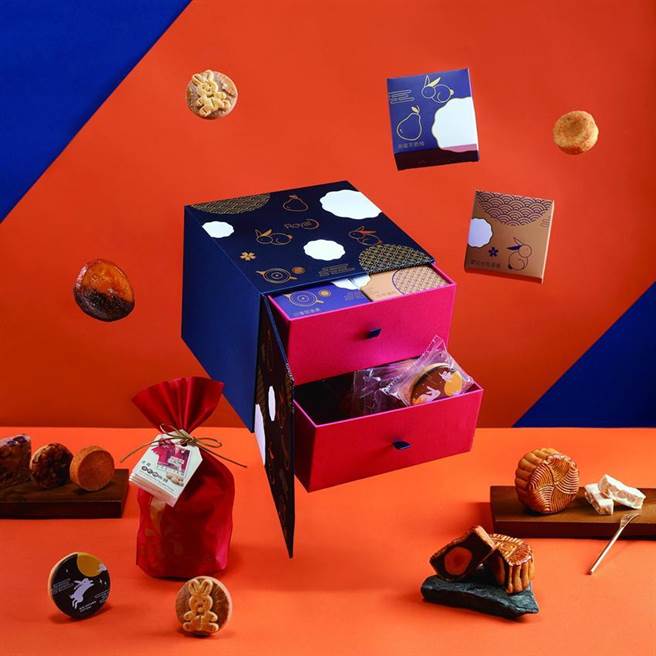 （老爷酒店经典双层礼盒除了抽屉式设计兼具美观与收纳功能，第一层含四款经典广式月饼，第二层含七款老爷烘焙坊经典商品。图／老爷酒店提供）