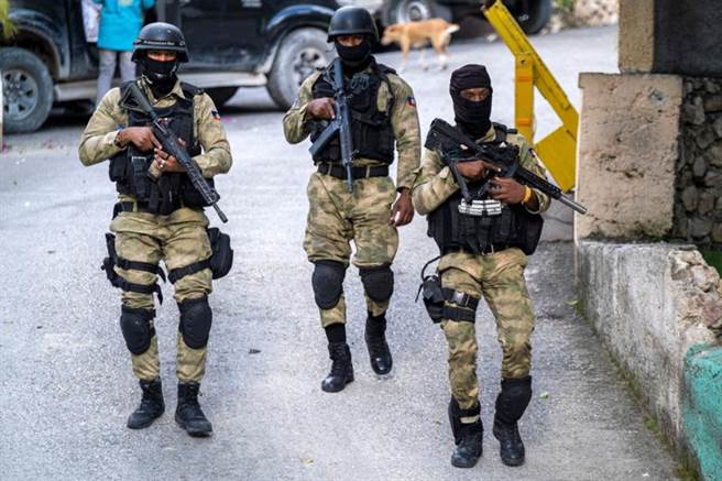 美五角大廈15日證實，部分刺客在哥倫比亞軍隊服役期間，曾接受美軍的訓練。圖為海地警方在FBI進入刺殺現場調查時，於場外戒備。(圖/路透社)