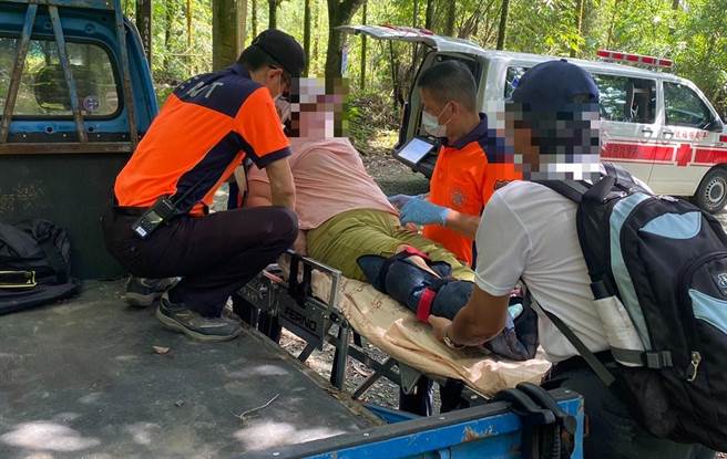 台南妇人于鸡笼山三点附近滑倒脚骨折，消防人员出动救护车、四轮传动小货车接驳救援。（读者提供／刘秀芬台南传真）