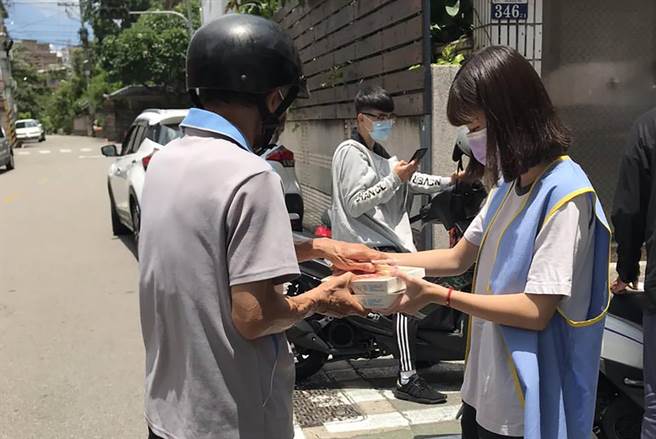 侨泰高中发起爱心便当劝募活动，师长、家长会捐钱、毕业校友回校帮忙发便当。（侨泰高中提供／黄国峰台中传真）