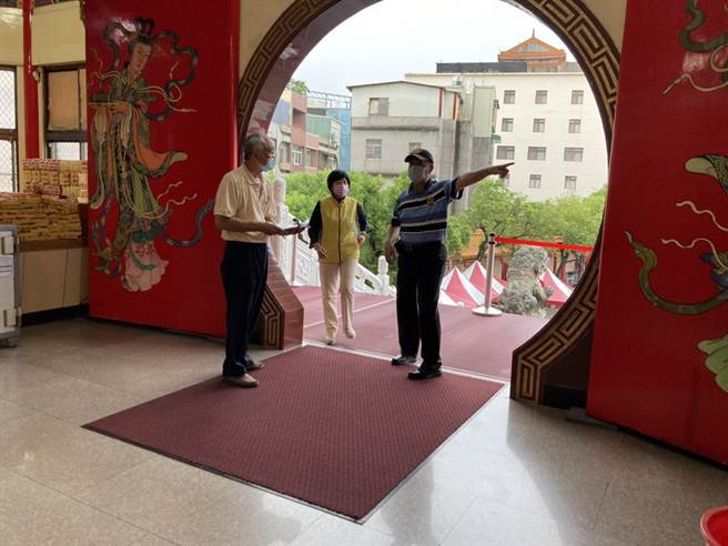 宗教场所微解封，凤山五甲龙成宫审查获准，成为高雄第1间。（高巿府民政局提供／曹明正高雄传真）