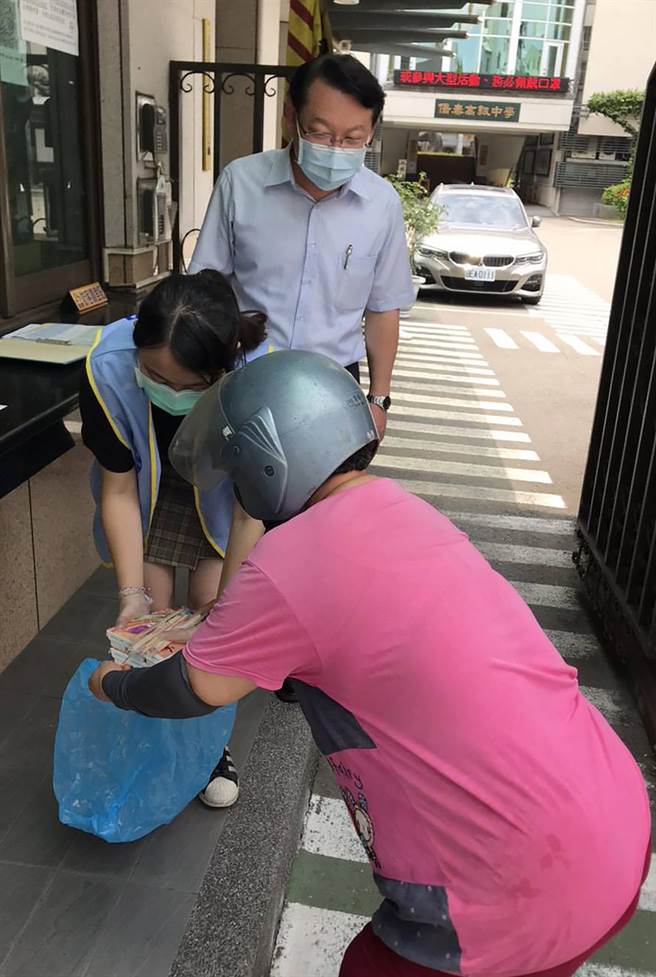 侨泰高中发起爱心便当劝募活动，师长、家长会纷纷响应，共募得15万，毕业校友回校帮忙发便当。（侨泰高中提供／黄国峰台中传真）