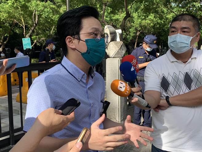 中選會今下午宣布，疫情影響，基進黨立委陳柏惟罷免案投票延至10月23日。對此，刪Ｑ總部媒體聯絡人MAX質疑，公投、罷免案延期卻不同日舉行投票有政治考量。（林縉明攝）