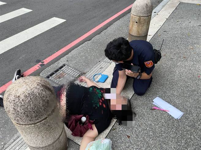 妇人打完莫德纳隔日心臟骤停路倒三重街头　派出所长紧急抢回一命　（三重警提供／戴上容新北传真）
