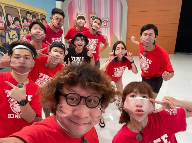 纳豆今与《综艺3国智》的伙伴们开心合影。（摘自纳豆脸书）。