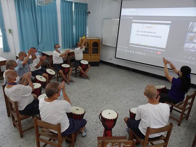 法务部矫正署泰源技能训练所推动远距课程，其中非洲鼓打击音乐课程深受收容人喜爱。（泰源技能训练所提供／蔡旻妤台东传真）