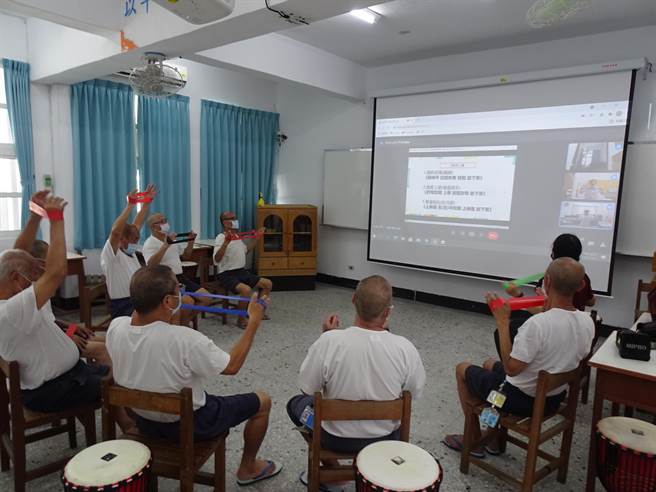 法务部矫正署泰源技能训练所推动远距课程，其中非洲鼓打击音乐课程深受收容人喜爱。（泰源技能训练所提供／蔡旻妤台东传真）
