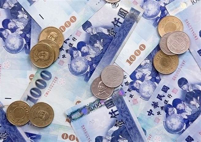 37歲男網友因疫情無法銜接工作，坦承先前薪資33K，但過得滿開心的。（圖/1111人力銀行提供）