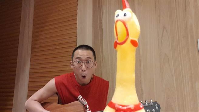 浩子表情搞笑彈吉他。（民視提供）