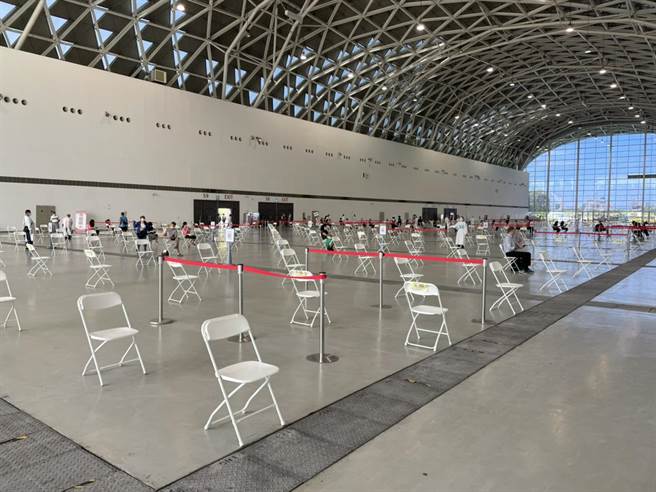 台湾医事行动联盟在脸书上发文指称，有孕期中的医事人员向他们反应「高市卫生局收回第2剂莫德纳疫苗」，让准备接种第2剂的怀孕医护不知所措，对此，高市府卫生局回应，经查证后并无此事。（本报资料照片）