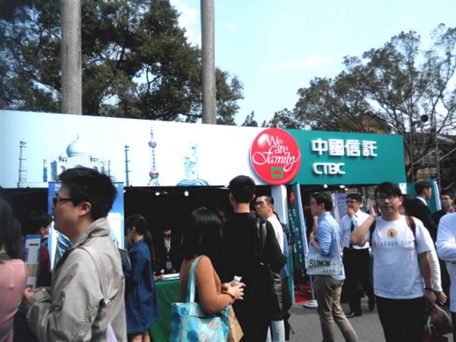 幸福企业中信金宣布，提拨基层员工防疫补助金每人1万元，第1线柜台员工加码至1万5,000元。（图/1111人力银行提供）