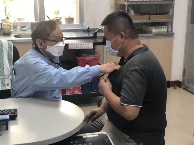 万里卫生所主任叶源洁今届龄退休。（王扬杰翻摄）