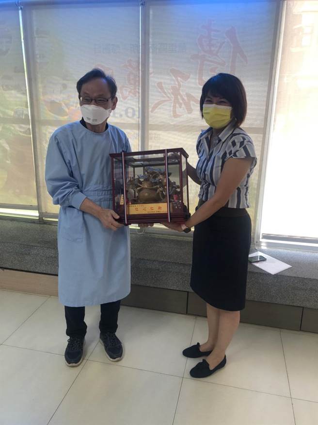 白佩茹特地送上「仁心仁术」奇木艺品，祝贺叶源洁荣退。（王扬杰翻摄）
