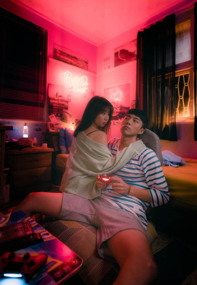 郭書瑤（左）在片中大膽色誘蔡凡熙，劇照中他的下身看似有點鼓。（皮諾丘電影提供）