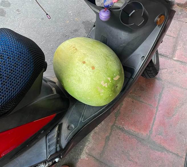 一位外送员近日前往载运商品时，看到店家竟扛出一颗大西瓜后直接傻眼。(摘自外送员的奇闻怪事)