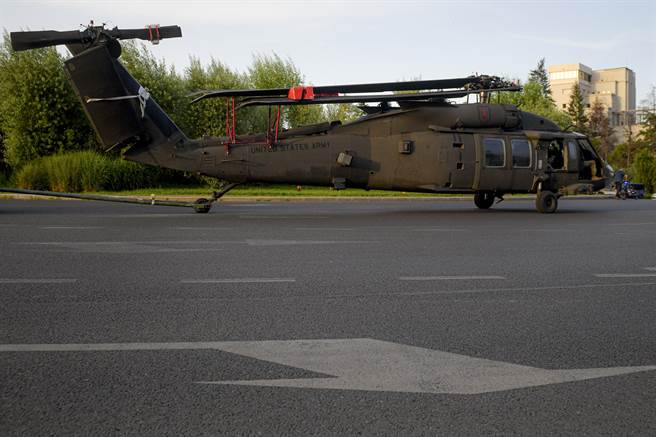 美国陆军一架黑鹰直升机，15日于罗马尼亚首都车水马龙的大马路上迫降。（图／美联社）