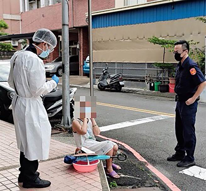 71岁的林姓妇人住在南投集集，却迷路到了大里，被发现时头部还受伤流血，雾峰分局国光派出所员警，立即联络救护人员到场包扎后送医。（雾峰分局提供／黄国峰台中传真）