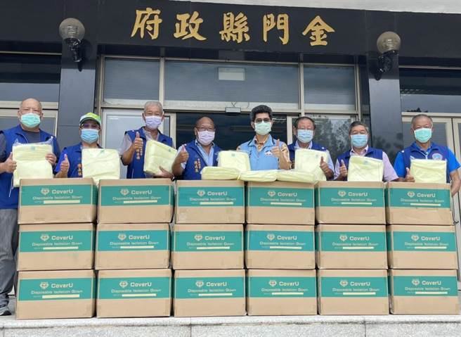 财团法人〈颍川堂金门县陈氏宗亲会〉今天捐赠防护衣2000件给县府，由副县长黄怡凯代表接受。（金门县府提供）