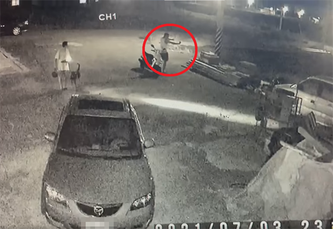 民眾上网爆料云林北港分局黄姓警员（右上红圈处）以弹弓攻击狗，甚至私闯民眾打人。红圈处可见黄员手持弹弓作出射击的身影。（翻摄脸书社团《爆料公社公开版》）