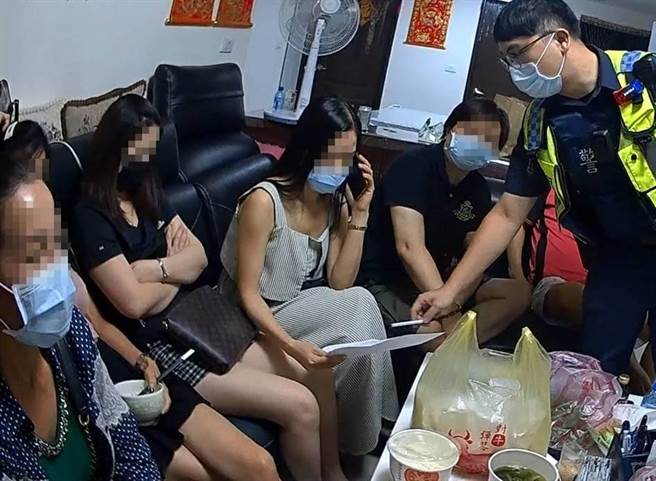 桃园警察分局青溪派出所接获民眾检举，发现有人群聚，随即制单裁罚。（警方提供／赖佑维桃园传真）