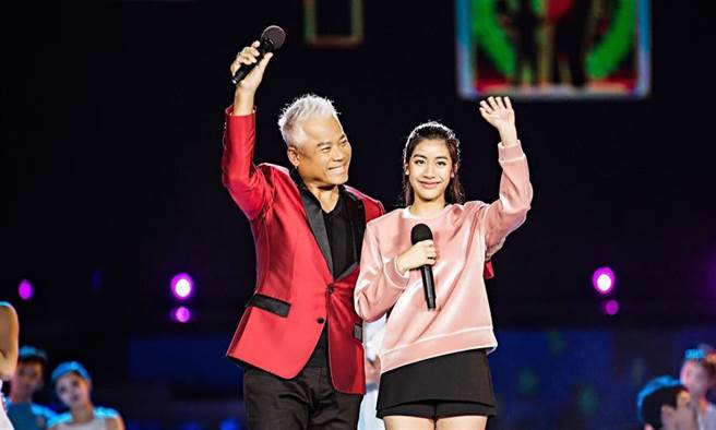 巫咏欢（右）继承老爸巫启贤的音乐细胞。（翻摄巫咏欢IG）