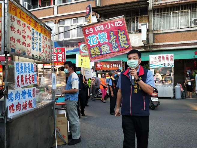 西港夜市復业开张，西港区区长林耿汉前往宣导防疫措施。（西港区公所提供／刘秀芬台南传真）