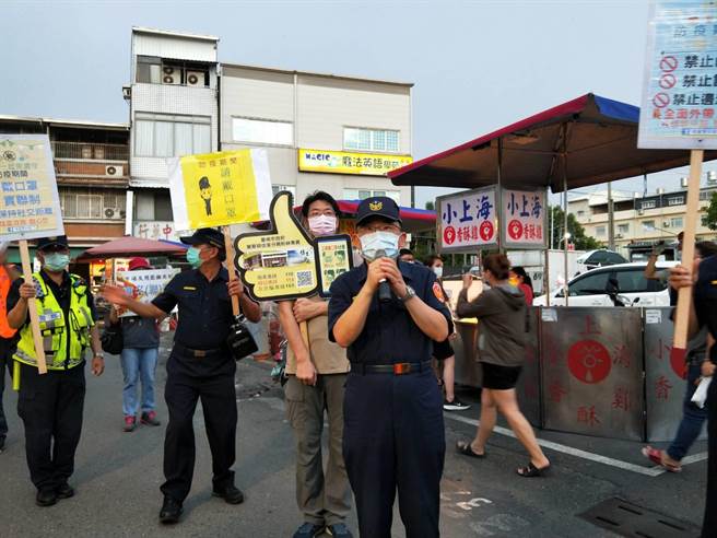 西港夜市復业开张，佳里警分局局长蔡进阅前往宣导防疫措施。（西港区公所提供／刘秀芬台南传真）