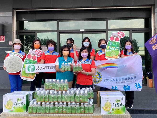 彩虹扶輪社社長黃麗貞（前排右）號召社員購買哈密瓜醋飲捐醫護。（張亦惠攝）