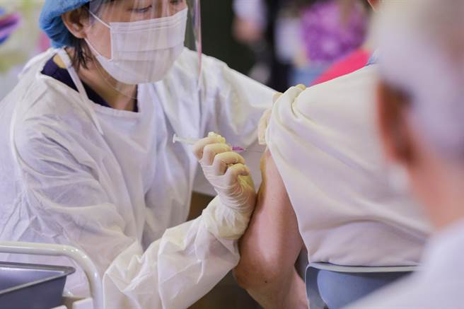 台中市议会国民党团16日向卫福部疾呼，尽速拨配3.5万剂疫苗给台中市，提高疫苗覆盖率。（卢金足摄）