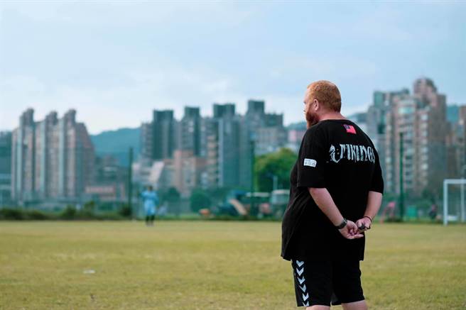 F.C.Vikings足球队成立10年来陪伴许多弱势童成长，来自丹麦的总教练尼尔森（Johnni Nielsen）与妻子蔡欣颖一起付出经营。（Vikings提供）