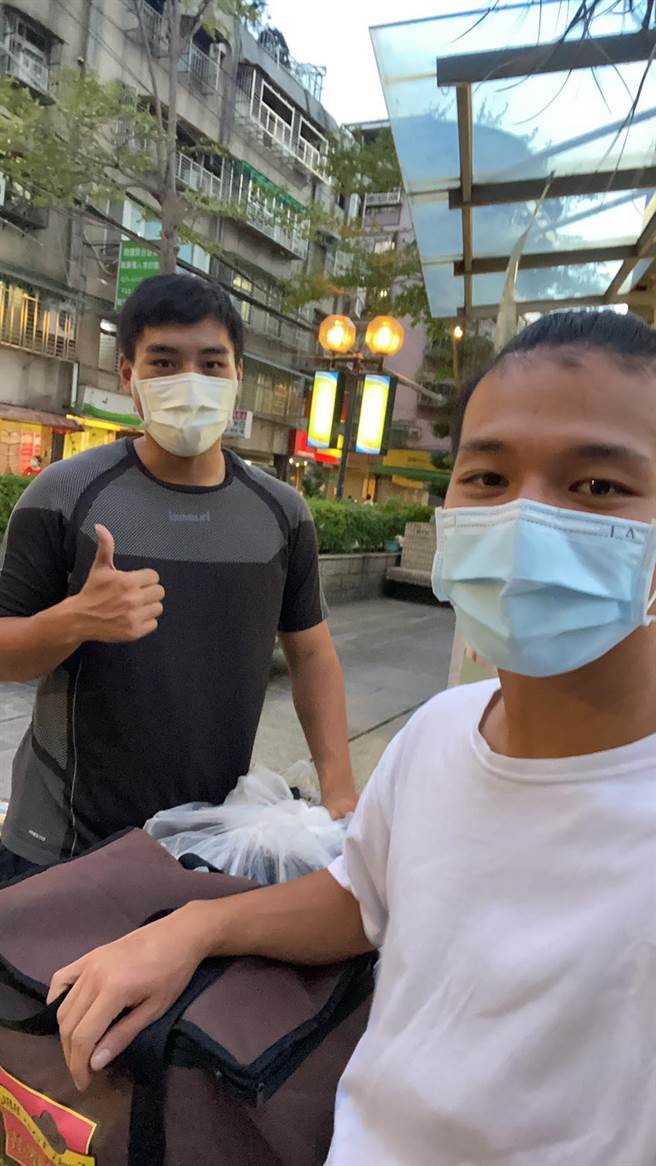 球队队员们都很乖巧、懂事，除了去打工外也会协助帮忙外送。（Vikings提供）