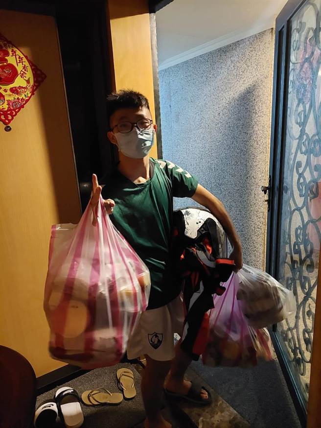 球队队员们都很乖巧、懂事，除了去打工外也会协助帮忙外送。（Vikings提供）