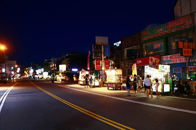 垦丁大街「微解封试营运」16日晚间登场，而原本控制只能摆200摊，但实际只有70摊，至于人流管控虽设在1500人以下，但开放后的第一个小时只有百余游客入内。（谢佳潾摄）