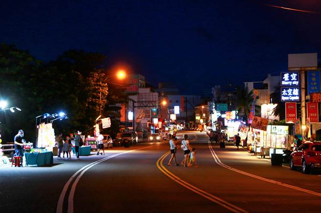 垦丁大街「微解封试营运」16日晚间登场，而原本控制只能摆200摊，但实际只有70摊，至于人流管控虽设在1500人以下，但开放后的第一个小时只有百余游客入内。（谢佳潾摄）