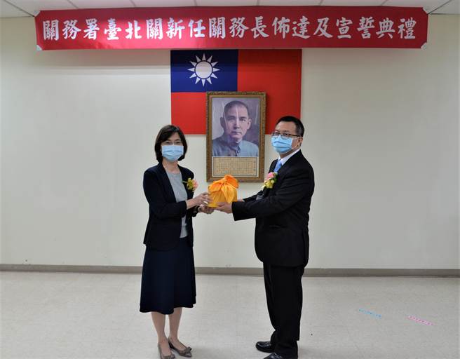 陈世锋（右）升任台北关关务长。（图／台北关提供）