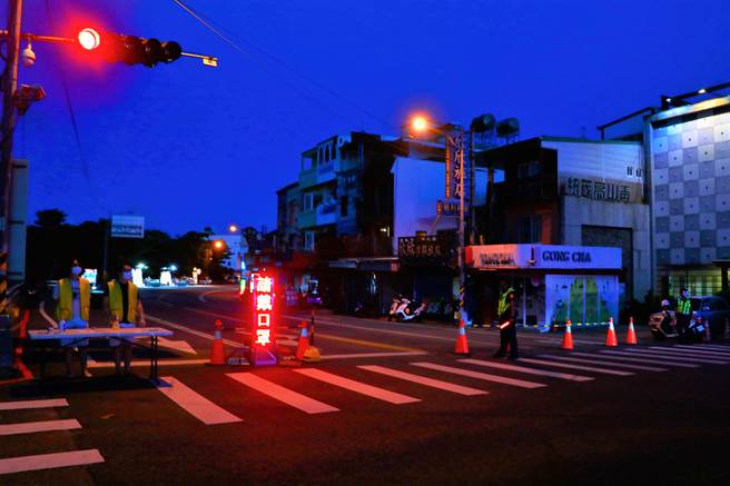 垦丁大街「微解封试营运」16日晚间登场，而原本控制只能摆200摊，但实际只有70摊，至于人流管控虽设在1500人以下，但开放后的第一个小时只有百余游客入内。（谢佳潾摄）