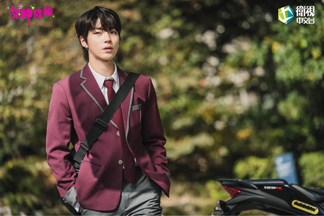 黄寅烨二度逆龄，在《女神降临》中饰演高中生。（卫视中文台）