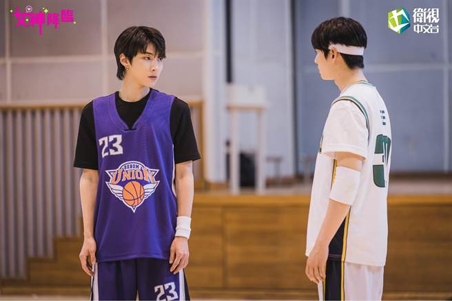 黄寅烨（左）讨论度不输男主角车银优。（卫视中文台）