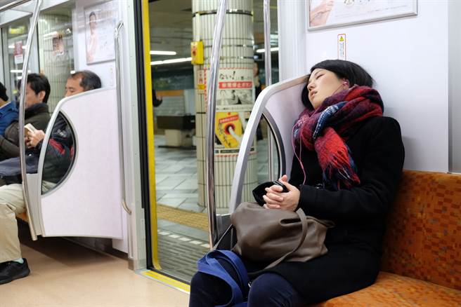 一名女子在搭火车时遭到陌生男子偷摸大腿与脚踝，气愤向对方提告性骚扰。（示意图／Shutterstock）