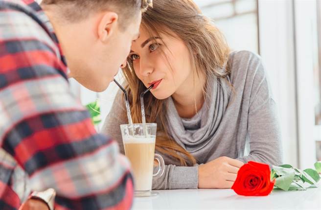 在今年8月，獅子座、天秤座、巨蟹座的人桃花運超旺，可望遇到真愛，順利脫單。（圖／Shutterstock）
