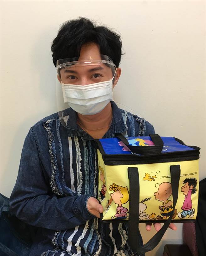 許富凱日前開工錄影，謹慎防疫，自備餐點。（凱聲影藝提供）