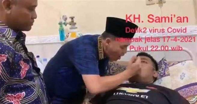 印尼治疗师马苏丁不信有新冠病毒存在，跑去医院狂吸染疫患者呼气，自己在3个月后确诊身亡。(图／Twitter@Julie Kresna)