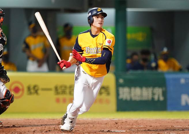 中信兄弟陈文杰敲出本季首轰。（中职提供）