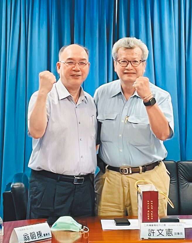 身兼台湾区钢铁公会理事长的中钢董事长翁朝栋，14日拜会台湾工具机暨零组件公会理事长许文宪（左）。图／工具机公会提供