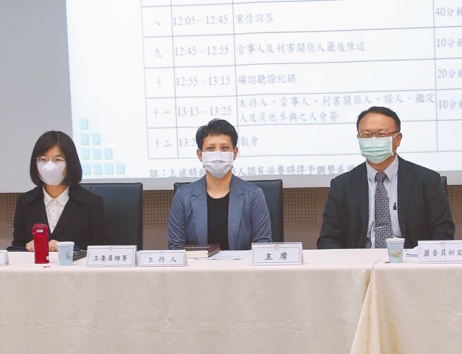 图为去年举行的「中天电视股份有限公司申请换发中天新闻台卫星广播电视事业执照案」听证会，NCC委员王维菁（中）及林丽云（左）出席。（本报资料照片）