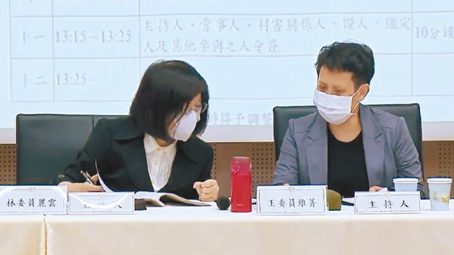 图为国家通信传播委员会（NCC）去年召开「中天电视股份有限公司申请换发中天新闻台卫星广播电视事业执照案」听证会，NCC主任秘书萧祈宏与王维菁（右）、林丽云（左）担任听证会共同主持人。（摘自NCC官网）