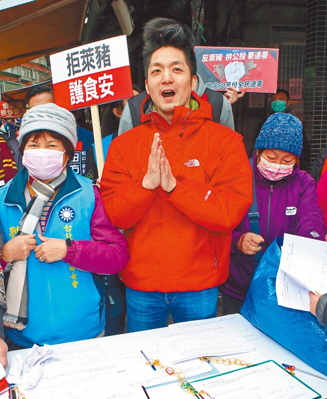 学者认为2022台北市长选举，民进党有意造成「三角督」局面，这对国民党蒋万安来说「非常危险」。图为蒋万安（中）参加国民党举办的「反莱猪、护食安」公投连署活动。（本报资料照片）