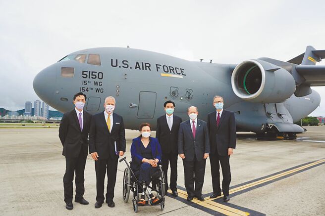美方似有意让美军专机来台常态化。图为上个月美国3位参议员搭美军C-17战略运输机扺台，宣布赠我疫苗。（摘自美国在台协会AIT脸书）