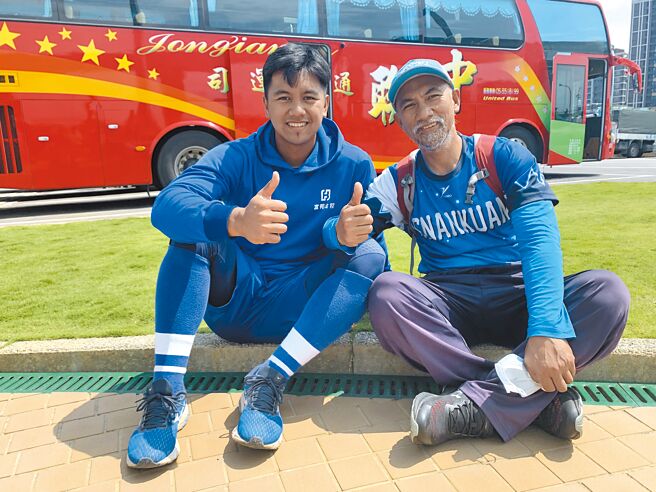 曾就读台东县海端乡雾鹿国小的邱辰（左），成为利稻部落入选中华职棒的第一人。（蔡旻妤摄）